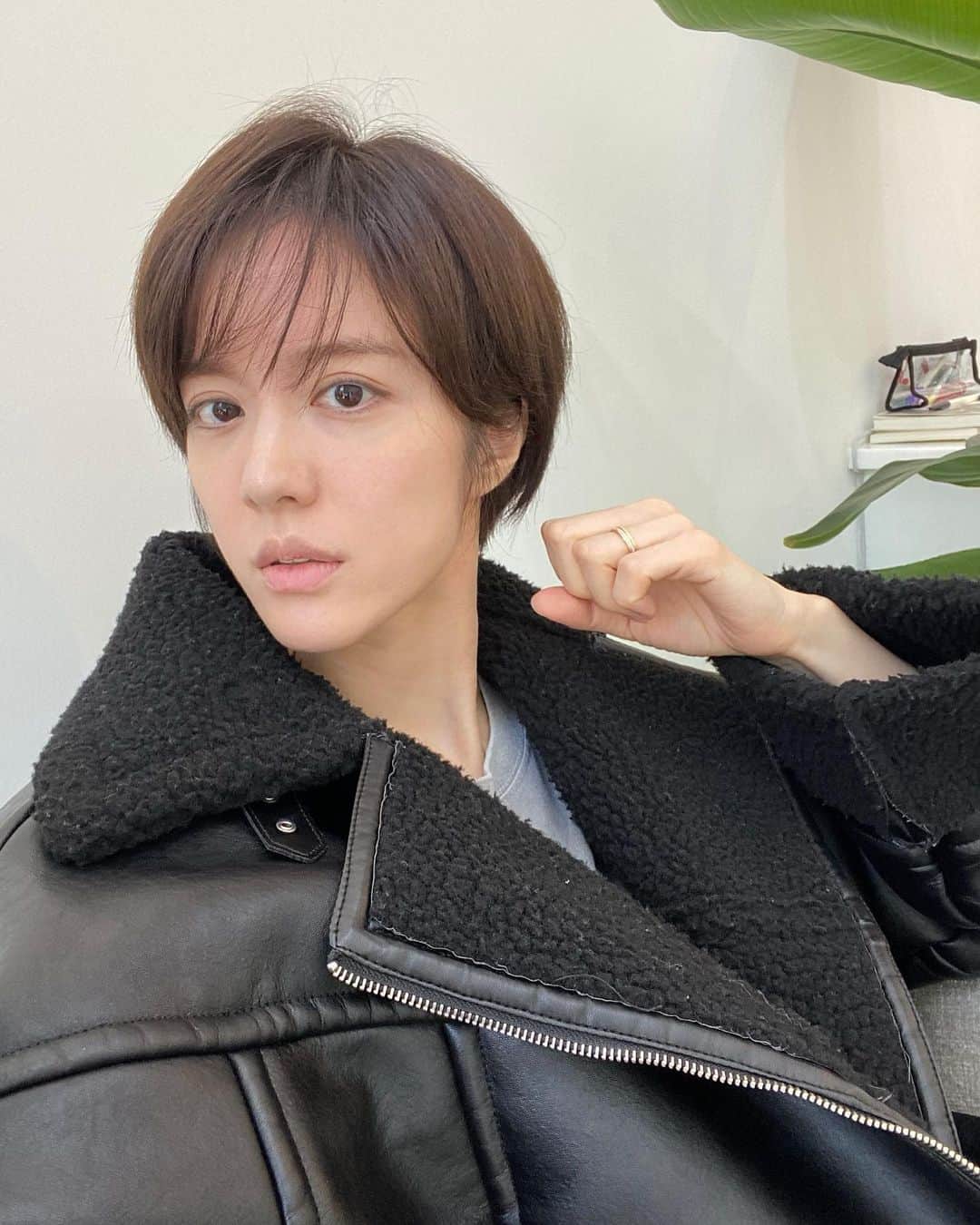 ヤン・ジンソンのインスタグラム：「햇살좋은 hey.주 개운함 🙂」