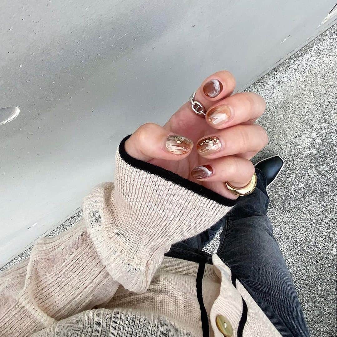 大野真昂のインスタグラム：「じゅわじゅわ~ネイル😮‍💨🌫☁️  写真撮ってたのにあげるの忘れとった 時間経ちすぎて今週にはネイル変わる🙃  前回のミドリフレンチの保存数すごくて 嬉しかったなあ.  今回のじゅわじゅわも可愛い〰️☺💗🌫 ブラウンは年中すき、安定🪴  次のネイルももう決めた❕✌🏻❤︎  #ネイル #秋ネイル #ネイルデザイン #ジェルネイル #ブラウンネイル #ショートネイル #ニュアンスネイル #熊本ネイル」