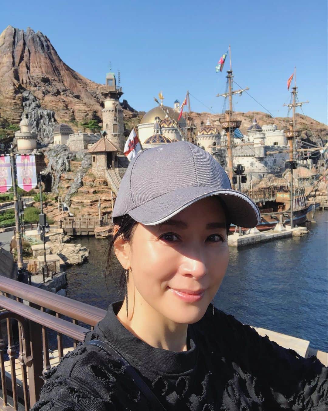 内田恭子さんのインスタグラム写真 - (内田恭子Instagram)「Spending all day@TDS!! Sunny and beautiful day, and we had an awesome time😊  久しぶりのディズニーシー。最高のお天気！  #東京ディズニーシー #tdr #awesomeday #歩き疲れたけど #気にならないぐらい楽しい #内田恭子 #kyokouchida」11月3日 19時44分 - kyoko.uchida.official