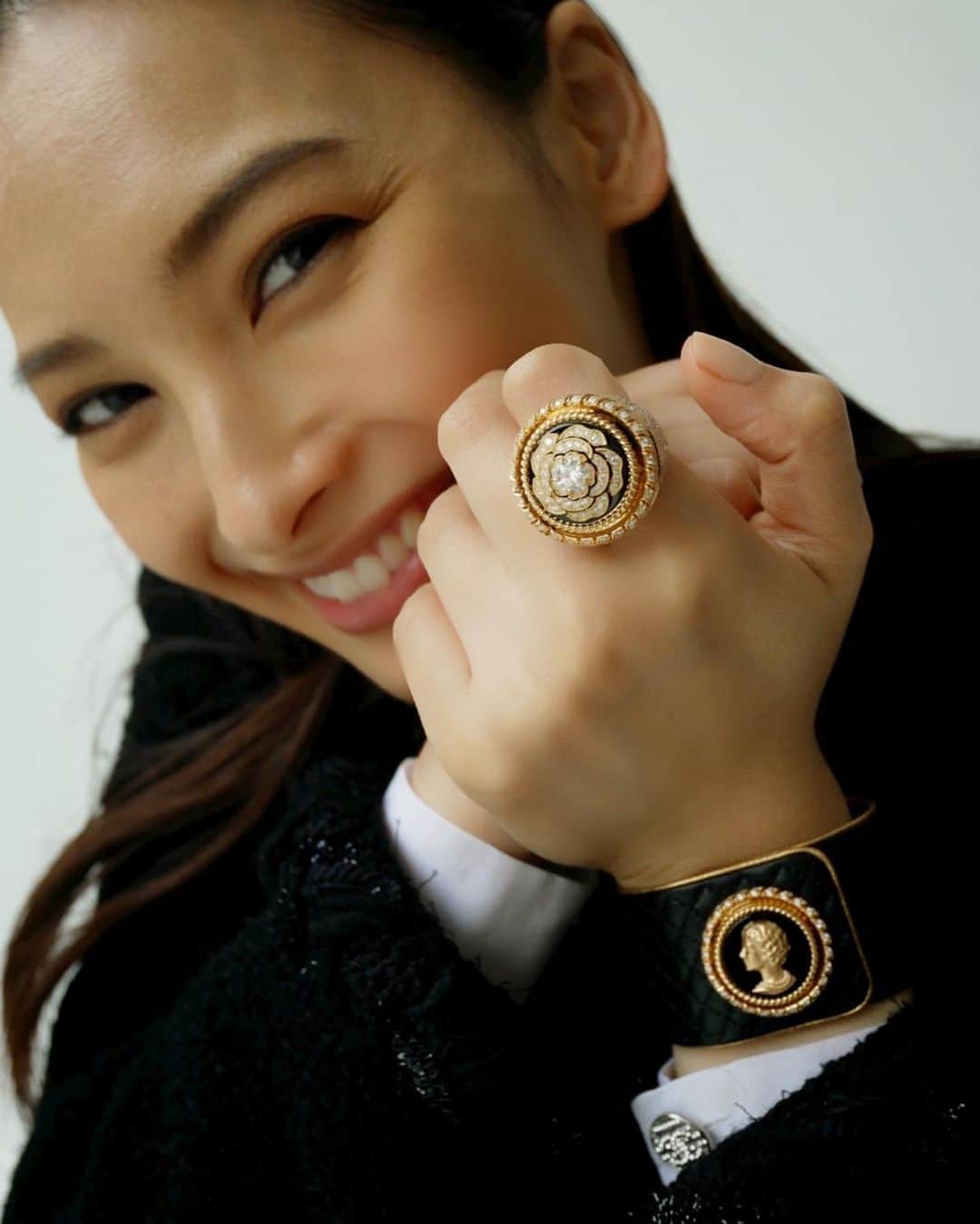 大政絢のインスタグラム：「@chanelofficial   先日投稿したリールでは時計を開けたところも⌚️✨  ジュエリーとしても楽しめる心ときめく撮影でした😌  #chanel #chanelwatch  #preciousmagazine」