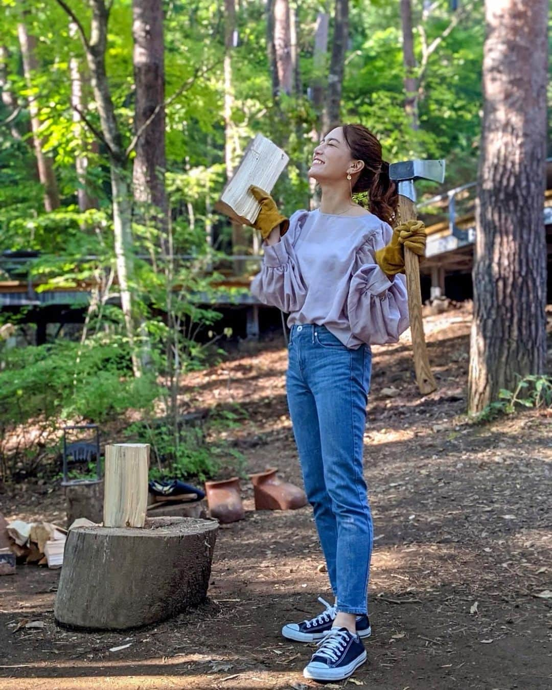 石井里奈さんのインスタグラム写真 - (石井里奈Instagram)「こんばんは🧡 . 今夜は星のや富士編🗻❤️  @classy_mag_insta の取材でお伺いした今回✨大好きなメンバーで星のや富士を満喫❣️ @hoshinoya.official  . お天気に恵まれて大自然の中で薪割り体験で汗を流して、お部屋で富士山を見ながらまったり休憩して、夜は美味しいディナーを堪能😘❤️ . 星のや富士はいろんな体験アクティビティも充実してていろいろ楽しめてあっという間でした😆 夜の焚き火も癒されたなぁ💕 . コーデタグ付けしました🧡 @classy_mag_insta オンラインで記事もたくさんアップされてるのでみてくださいね！宿泊プレゼントもあるみたいです🎁 また投稿しますね💕✨ . 今日はゴルフスコアベストでてご機嫌です🧡こちらもまた投稿します❣️ . #星のや富士 #星野リゾート #hoshinoyafuji #hoshinoresorts #星のや #hoshinoya #りなまるグルメ #富士 #グランピング #キャンプ #キャンプ女子 #bbq #バーベキュー #秋の味覚 #富士山 #mtfuji #fuji #camping #キャンプ飯 #glamping #山ガール #炭火焼き #森林浴 #デジタルデトックス #薪割り #キャンプギア #キャンプコーデ #山梨旅行 #国内旅行 #タビジョ」11月3日 19時53分 - ri7tin1025