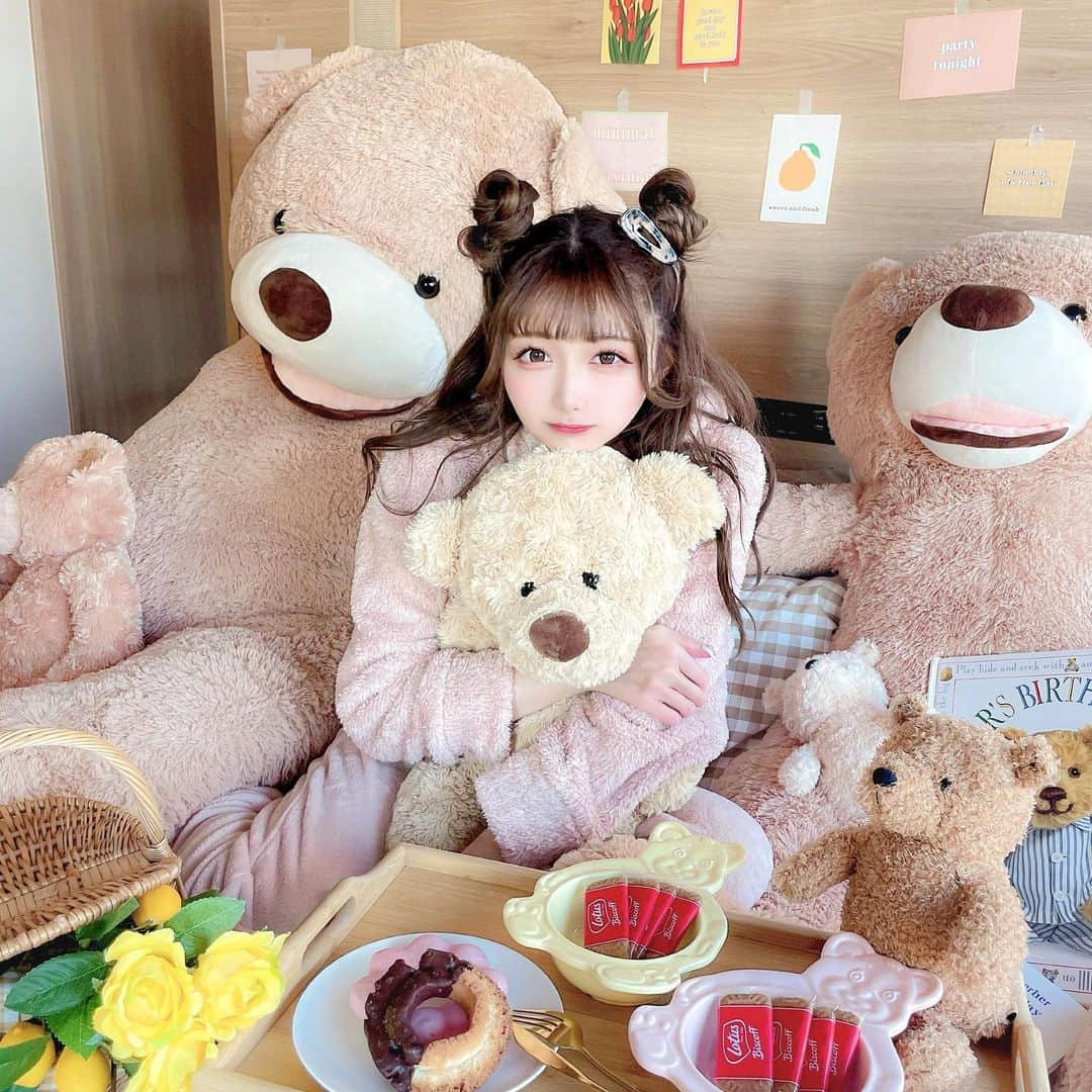 あやちゃんさんのインスタグラム写真 - (あやちゃんInstagram)「くまちゃんのお部屋でホテル女子会🧸💗🤍 パジャマ揃えてお泊まりしたの🥞 くま好きにはたまらないお部屋だった🥺 ㅤㅤㅤㅤ アマプラも見れるし、リングライトもあったりレンタル出来るものが沢山あってお部屋も広かったし身軽にかわいい女子会できるからめーっちゃおすすめ💕   MIMARU東京 新宿WEST @mimaruhotels   2021年9月6日(月)〜11月30日(火)の 期間限定Teddy Room 🤍 @sweets__nano さんとのコラボルーム🧸 💗💗  🚃都営大江戸線「都庁前」駅から徒歩5分 JR「新宿」駅から徒歩10分  📍東京都新宿区西新宿3丁目3番11号 ㅤㅤㅤㅤ ㅤㅤㅤㅤ ㅤㅤㅤㅤ ㅤㅤㅤㅤ #mimaru東京新宿west #都内ホテル #東京ホテル #ホテルステイ #ホカンス #テディベア #くまちゃん #くま #くまさん #くまパジャマ #GUパジャマ #ジーユーパジャマ #期間限定 #新宿ホテル #ホテル女子会 #女子会プラン #新宿 #新宿カフェ #新宿ランチ #新宿グルメ #パジャマパーティー #パジャマ女子 #パジャマ女子会 #guくまパジャマ #韓国っぽ #韓国っぽカフェ #韓国カフェ #くまヘア」11月3日 20時20分 - aya.you.love.r