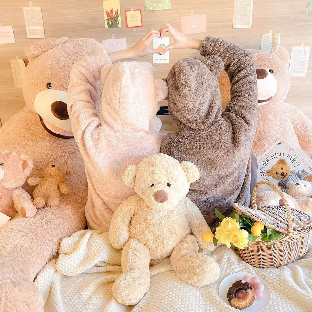 あやちゃんさんのインスタグラム写真 - (あやちゃんInstagram)「くまちゃんのお部屋でホテル女子会🧸💗🤍 パジャマ揃えてお泊まりしたの🥞 くま好きにはたまらないお部屋だった🥺 ㅤㅤㅤㅤ アマプラも見れるし、リングライトもあったりレンタル出来るものが沢山あってお部屋も広かったし身軽にかわいい女子会できるからめーっちゃおすすめ💕   MIMARU東京 新宿WEST @mimaruhotels   2021年9月6日(月)〜11月30日(火)の 期間限定Teddy Room 🤍 @sweets__nano さんとのコラボルーム🧸 💗💗  🚃都営大江戸線「都庁前」駅から徒歩5分 JR「新宿」駅から徒歩10分  📍東京都新宿区西新宿3丁目3番11号 ㅤㅤㅤㅤ ㅤㅤㅤㅤ ㅤㅤㅤㅤ ㅤㅤㅤㅤ #mimaru東京新宿west #都内ホテル #東京ホテル #ホテルステイ #ホカンス #テディベア #くまちゃん #くま #くまさん #くまパジャマ #GUパジャマ #ジーユーパジャマ #期間限定 #新宿ホテル #ホテル女子会 #女子会プラン #新宿 #新宿カフェ #新宿ランチ #新宿グルメ #パジャマパーティー #パジャマ女子 #パジャマ女子会 #guくまパジャマ #韓国っぽ #韓国っぽカフェ #韓国カフェ #くまヘア」11月3日 20時20分 - aya.you.love.r