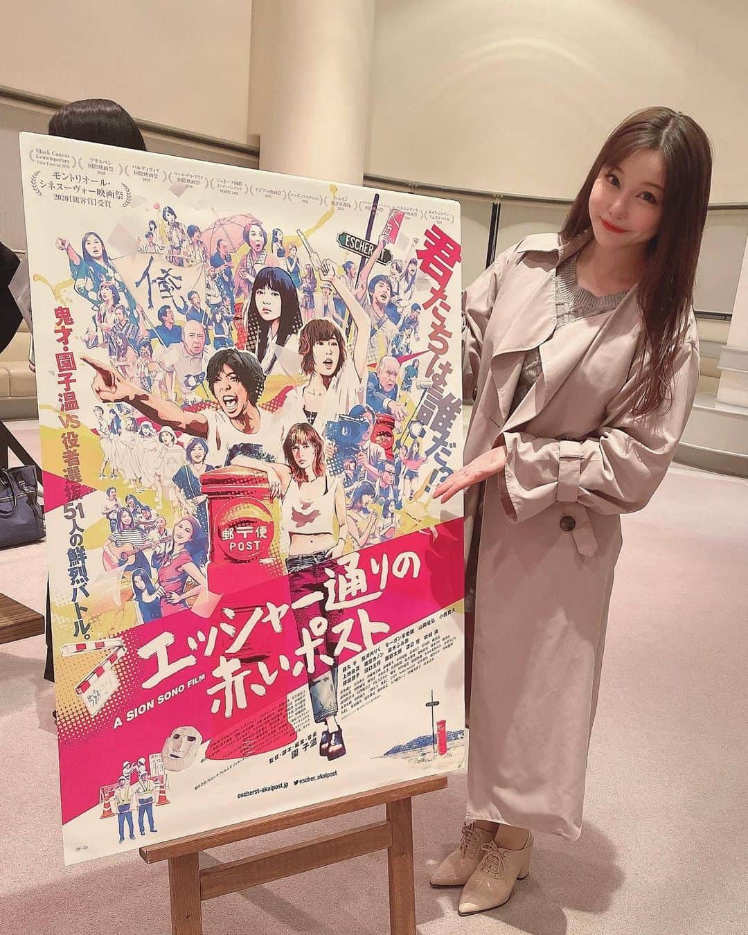 利咲さんのインスタグラム写真 - (利咲Instagram)「みなさんへのお知らせ💖 12/25から公開の映画 『エッシャー通りの赤いポスト』 出演致します🥳 初号試写会へ行って来ました☺  園子温監督復帰第一作目の映画となります🎬 オーディションで697名の志願者の中、選ばれた51名の役者が出演しています。 ポスターの中のリサリサを見つけろ〜笑 （白ワンピ族5人組の一人です）  ワークショップを経てからの、本当に暑い夏の熱い撮影でした🌞　  「あなたは人生のエキストラでいいのか？自分の人生の主役になれ」 といったメッセージが込められていると思う映画です。 約2時間半もの長さを全く感じられませんでした。　  また、私にとっては先日公開されたハリウッド映画『#プリズナーズオブゴーストランド 』に出演出来たきっかけの作品でもあります。  ここ最近、映画出演のご報告が続いて嬉しい限りです😇 公開まで応援のほどどうぞ宜しくお願い致します！ なんと渋谷ユーロスペースで公開🎬 上映場所は関西の方でもやると思いますのでまたご報告しますね👍  【追記】 上映劇場↓ 渋谷ユーロスペース 名古屋シネマテーク 大阪 十三・第七藝術劇場 アップリンク京都 広島シネマ尾道 福岡kino cinema天神 ほかにて全国順次公開✨  #エッシャー通りの赤いポスト #エッシャー通りの赤いポスト📮 #エッシャー #赤いポスト #園子温監督 #園子温 #sionsono #小林監督心中クラブ #渋谷ユーロスペース」11月3日 20時20分 - himeringo908