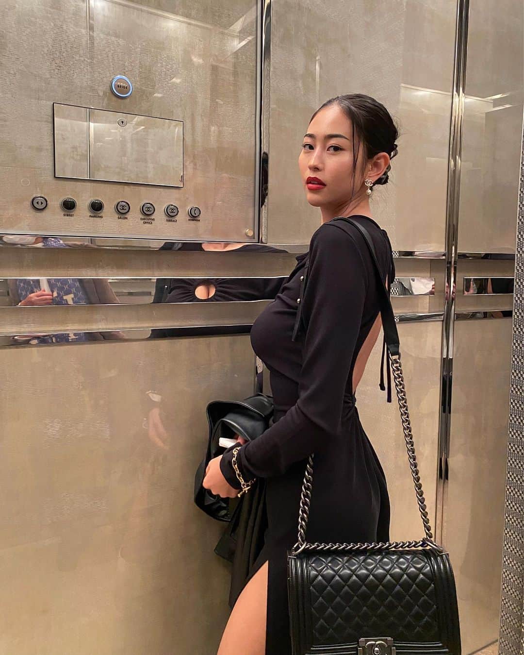 のインスタグラム：「lunch w grandma and mom at chanel 🖤  広島から祖母が来てくれたので母も連れて @chanelofficial の @beige_restaurant へ✨ 昔からあーちゃん(祖母)のドレッサーはchanelでいっぱいだった記憶があったのでここを選んだんだけど、とーっても喜んでくれて私も幸せな気持ちになりました☺️あーちゃんの行きたいところは全部連れて行ってあげたいな〜✨ 子どものころ沢山素敵な思い出を作ってくれたあーちゃんに大人になった私からお返しを沢山していく！！🤍  ちなみにこの日の服はココ・シャネルにちなんでシンプルかつシルエットの美しいblack dressにしてみました🖤」