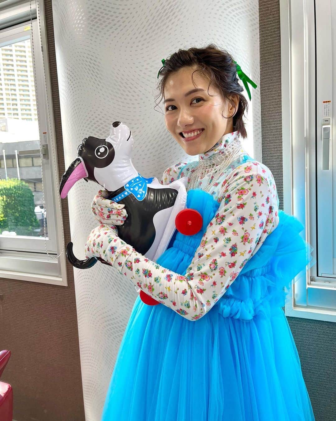 のインスタグラム：「🐄 魔法にかかれば 誰だって可愛くなれますの。 ． dress👗: @gypsy_dress inner💐: @666wa666  "'THANKS!!'" ． #オフショット #オフショもバンジョーサンにトッテモラタ #アタマのアヒルはドコイッタ」