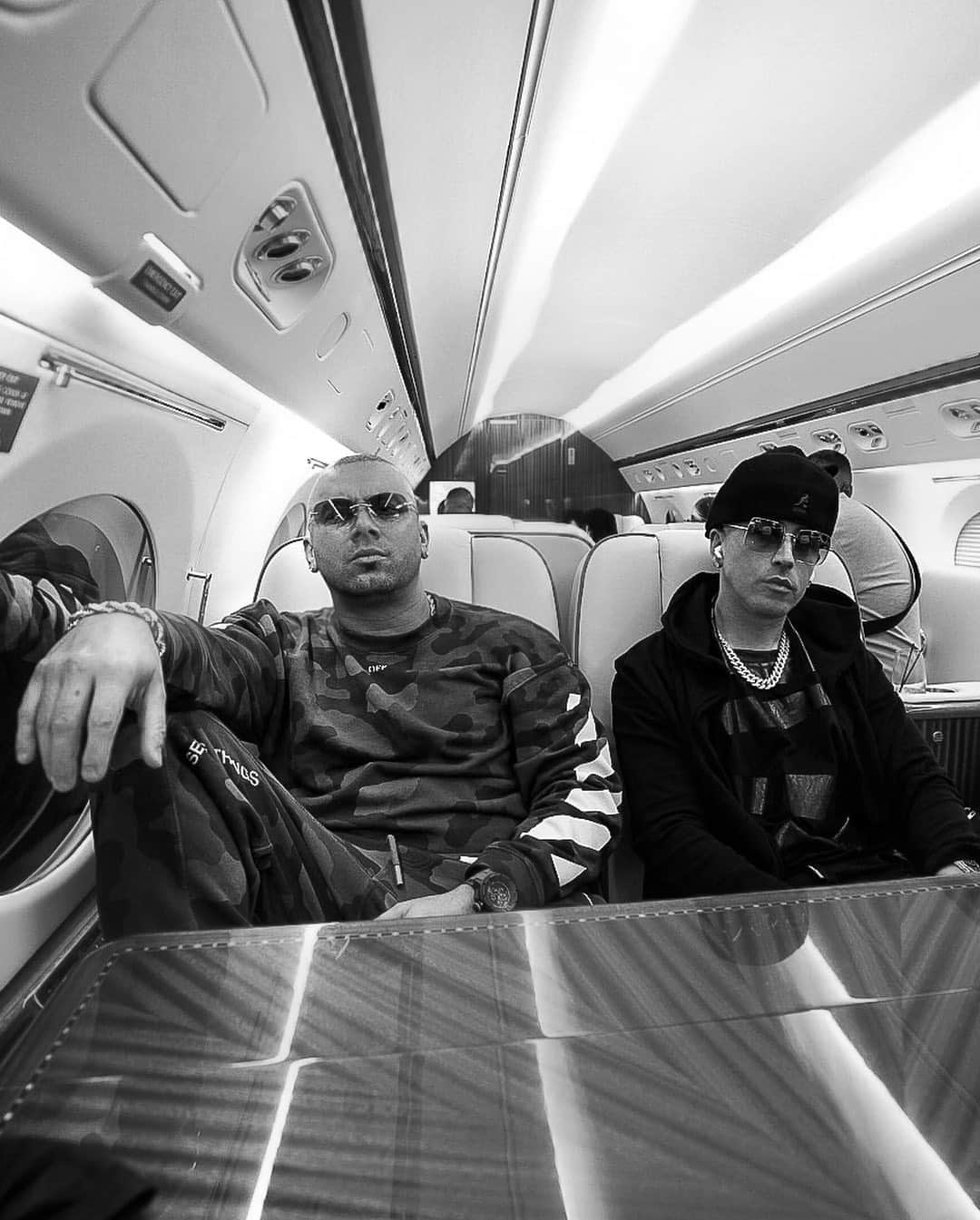 ウィジンのインスタグラム：「El ataque es inminente 🥷🏻🥷🏻 @wisinyyandel」