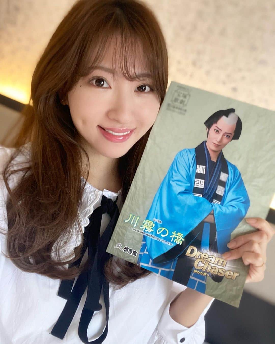 中村このみのインスタグラム：「🌙 🌙 🌙  宝塚歌劇団 月組公演 『川霧の橋』 －山本周五郎作「柳橋物語」「ひとでなし」より－ 『Dream Chaser　－新たな夢へ－』  千秋楽おめでとうございます㊗️  蓮さん追っかけて、観劇しに博多座まで行ってきました॰˳ཻ̊♡  お芝居の冒頭の和太鼓でまず鳥肌が立って、ああ…きて良かった…と既になり(早) 悲しくも美しい作品で、最後は泣いてしまいました🥲  ショーはもう本当に蓮さんかっこよすぎて(お芝居もかっこよすぎましたが)感無量でした(˶ ̇ ̵ ̇˶ ) 特にミロンガは鼻血出るかと思いました🤧💓  キレのあるダンスと、掛け声というか発する声の一際大きいこと🥺すごい好きなポイント🥺  見終わった後は安定に余韻で席から立てずにいましたが、必死に魂を心に戻して1人帰りましたとさ🚶‍♀️  幸せ🕊🕊🕊  #宝塚歌劇団 #月組 #蓮つかさ 様」