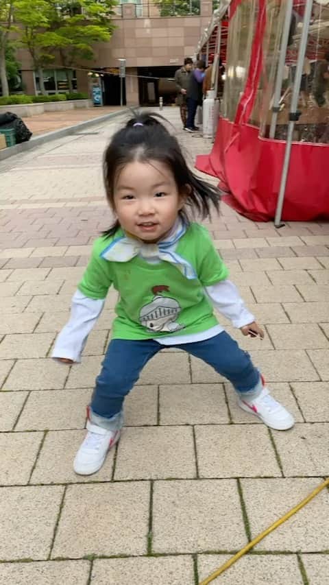 ソ・イヒョンのインスタグラム：「ㅋㅋㅋㅋㅋ  사진첩뒤적이다 ..ㅋㅋㅋ 아빠한테 배운춤이냐고 💃🕺 꼬맹이 또은이」