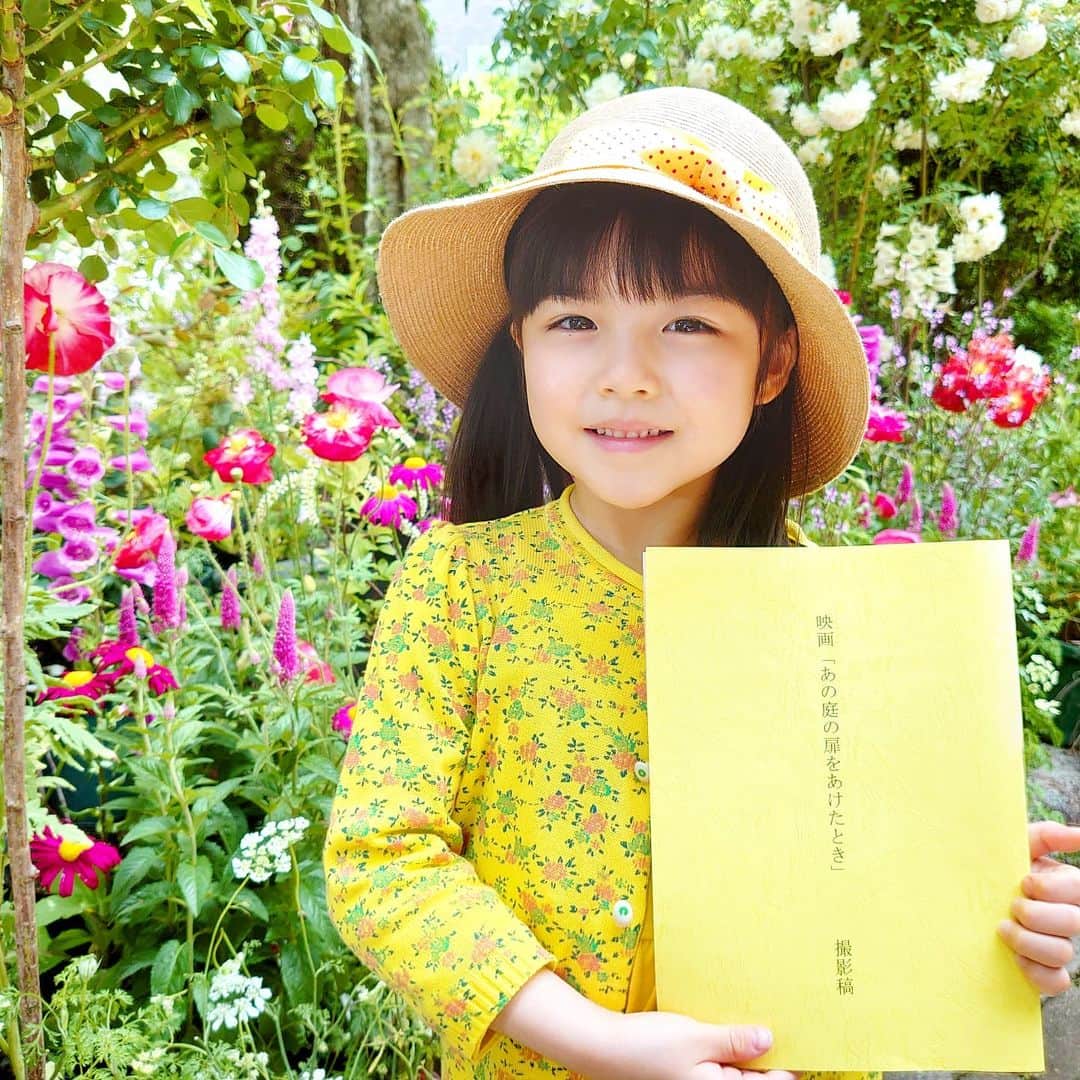 加藤柚凪さんのインスタグラム写真 - (加藤柚凪Instagram)「🌟ゆずからのお知らせです🌟 2022年に劇場公開予定 映画『あの庭の扉をあけたとき』 洋子 役 で出演させていただきます。  はじめて台本でお話をきいたときは、 本当には起こらないような、ふしぎなお話だなぁって思ったけど、 1つ1つのシーンの洋子ちゃんの気持ちを考えながらがんばりました👧🌷  本物のお花がいっぱいに咲いたお花畑みたいなお庭で撮影したり、🌹🍀 お城みたいなおうちにロケにいったり、🕌✨ はじめてのことがいっぱいで、と～～～ってもたのしかったです‼️😆🎵  撮影してるあいだの写真や動画を、 少しずつご紹介できたらいいなと思います🤗📸🌸  #あの庭の扉をあけたとき #映画 #2022年に劇場公開予定 #洋子ちゃん👒 #加藤柚凪  @yuzuna_kato」11月3日 12時40分 - yuzuna_nagase