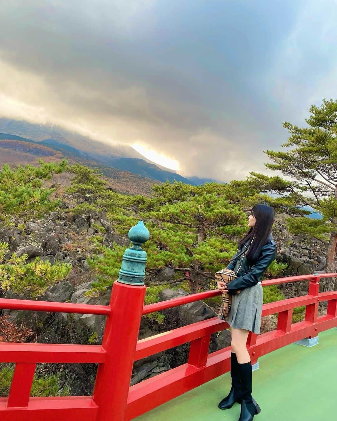 吉澤遥奈のインスタグラム：「素敵な場所⛩ ・ ・ ・ 映画のような世界、綺麗で感動✨  #glam#model#fashion#straight #黒髪ロングmodel #モデル#日本#軽井沢#山#神社#nature #ブーツ」
