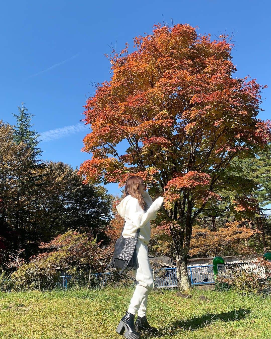並川花連さんのインスタグラム写真 - (並川花連Instagram)「秋晴れ〜🍁😍  かわい〜😍って言ってた @nike のスウェットを 彼が何もない日のプレゼント🎁 してくれたのありがとう〜😊💕  バッグは @newbottega 👜 靴は　@yosuke_usa 👟」11月3日 13時03分 - kareurn