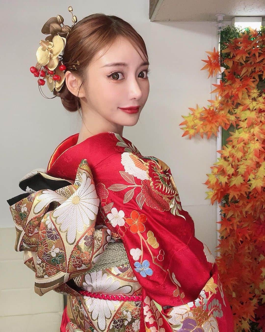 明日花キララのインスタグラム：「銀座 @ginza_1carat さんが素敵な舞妓さんのお着物をお誕生日風に着付けしてくださいました👘🧡 煌びやかで神々しくてとっても明日花キララでした！！✧ お着物に合わせてヘアアクセはこの日の為に @m.n_kesa さんが胡蝶蘭をゴールドに染めてくれたの🏵🏵🏵 サイドには金粉まで付けちゃって、キララちゃんくらいになるとフケまでゴールドなんだねーと言われ終始上機嫌でした🐣🤍 素敵なお着物とヘアスタイルありがとうございました！！」