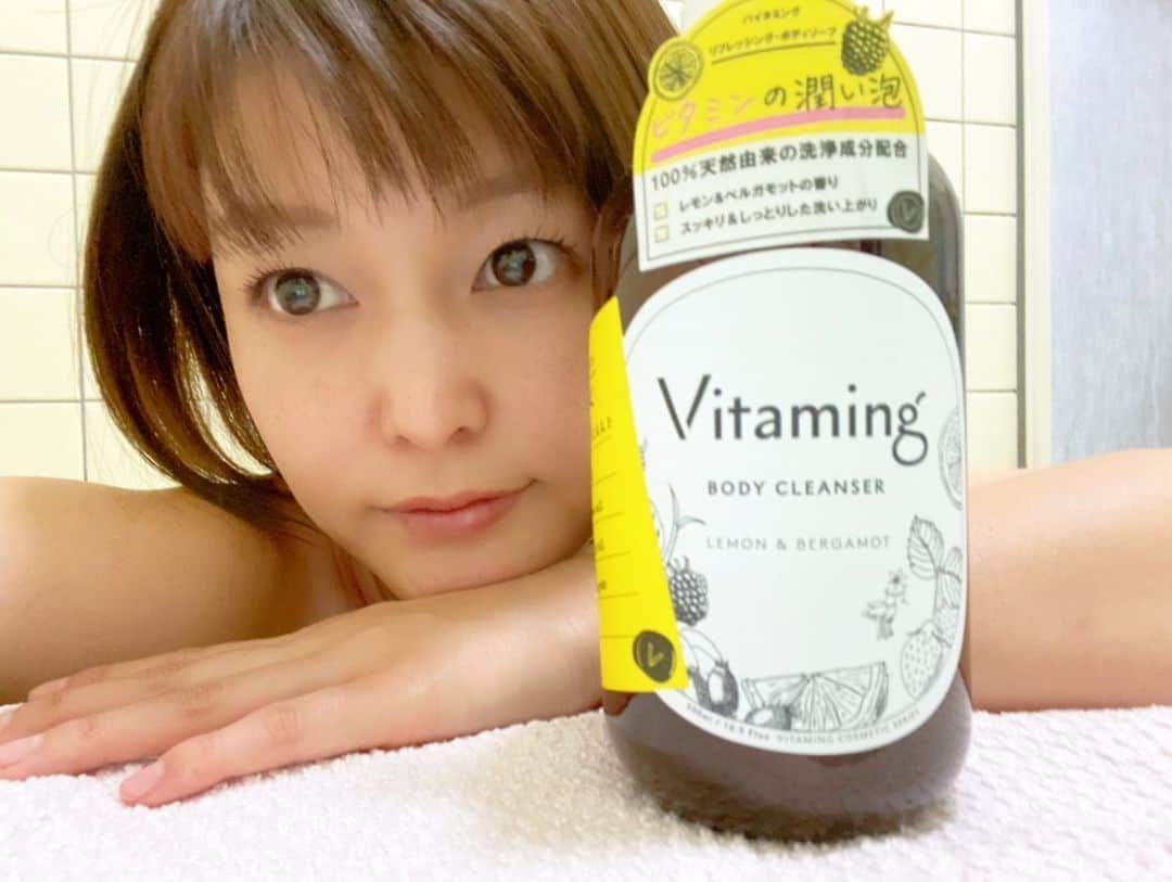 内村麻美さんのインスタグラム写真 - (内村麻美Instagram)「【ビタミン補給🍋】 顔や体内へのビタミン補給だけではなく 全身で補給するのも大事なんやて♪♪ . 100％天然由来の洗浄成分で レモン＆ベルガモットの香りが最高🍋🌿 . #vitaming #ビタミンボディソープ #ボディソープ #バイタミング #pr」11月3日 13時20分 - asami___05