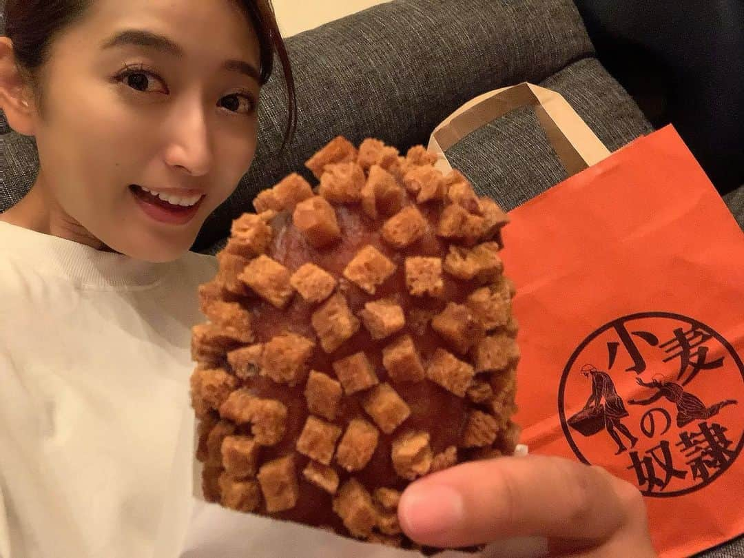 葛巻佳那のインスタグラム：「🥖 最近妹とパン屋さんを検索するのにハマってます💻 パン好きな父に食べさせてあげたくて🍞  で、ずっと気になっていた先日オープンしたばかりのこちらのパンをGET🥯  サクサクカリカリした衣に包まれたカレーパンです✨ 食感も楽しめて、中のカレーも本格的な大人っぽい味で美味しかったです😋 皆さんにも是非一度味わってみてもらいたい✨ #小麦の奴隷 #カレーパン #小麦の奴隷徳川店」