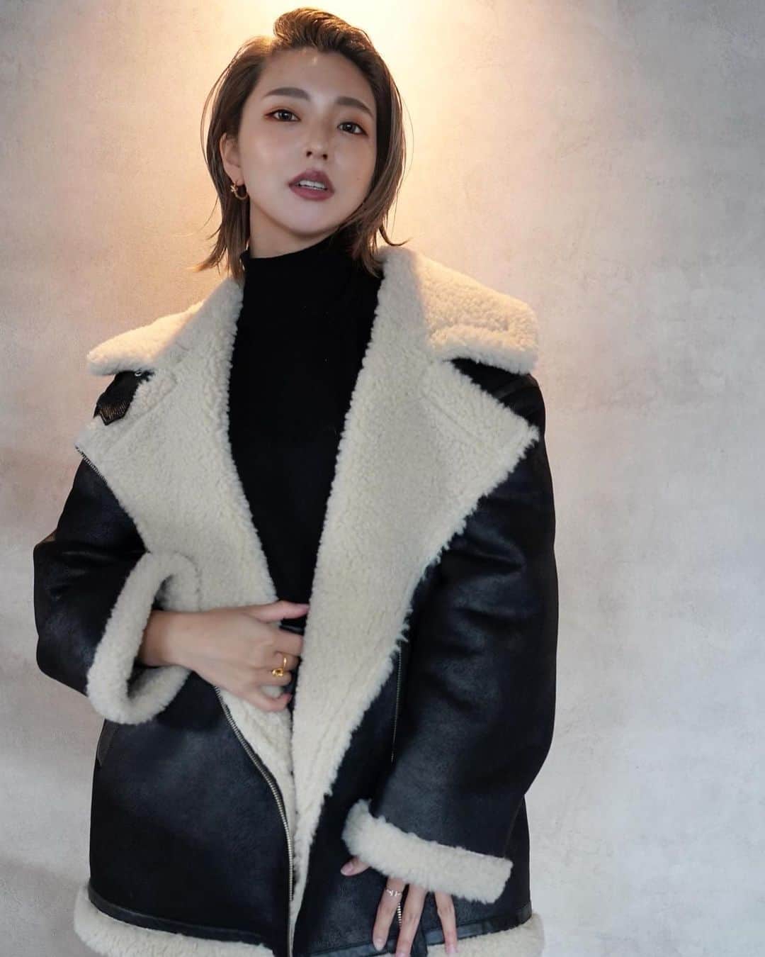 Hitomiのインスタグラム：「❤︎  新潟の夜はあったかいアウター じゃないともうだめ🥺 このアウターあったかすぎて 新潟の冬も越せそう☃️もこもこ🐑  　@murua_official 　@murua_by_staff   #fashion #ファッション 　#アウター　#model  #murua #murua2021aw#murua_snap #ルーズフェイクムートン #ムートンしか勝たん。#murua_ロング派 #秋冬　#新潟　#niigata」