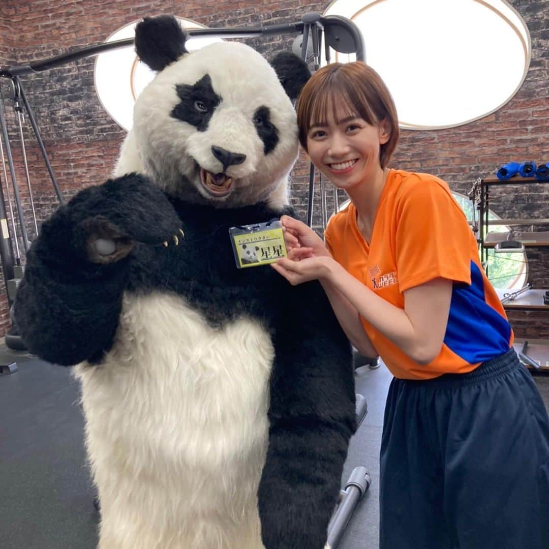 星星（セイセイ）さんのインスタグラム写真 - (星星（セイセイ）Instagram)「💪🐼💨 #カラダWEEK #石川みなみ . きょうの #ベラベラENGLISHは ...💯 🌟Hold it 🌟じっとして . はいっ石川さ〜ん！ ゆっくり筋肉を動かしていきましょう〜🐼 #星星コーチ #スパルタ気質 #かもしれない #ムキムキパンダ目指してる . #星星 #パンダ #panda #pandagram #パンダ好きな人と繋がりたい #ZIP!」11月3日 13時51分 - seisei_panda