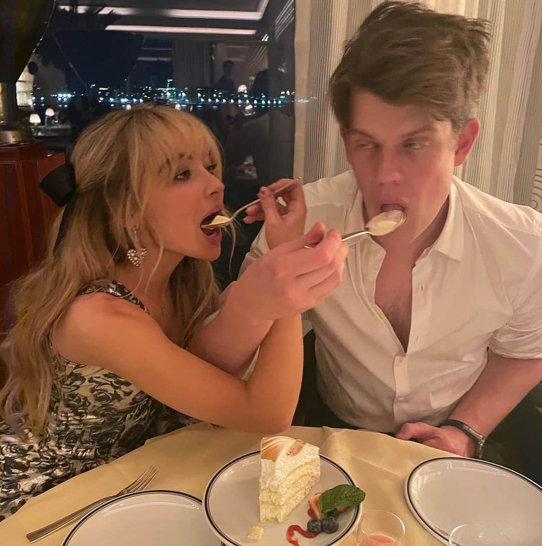 サブリナ・カーペンターのインスタグラム：「let us eat cake @wesgordon」