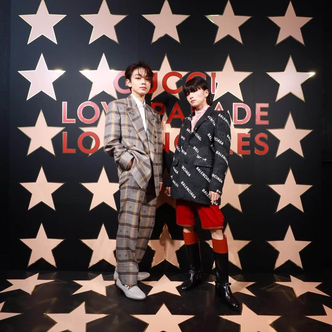 板垣李光人さんのインスタグラム写真 - (板垣李光人Instagram)「GUCCI LOVE PARADE  オールドハリウッドのスターに扮した神々がLAを闊歩しているようで、揺蕩う布や揺れるフェザーから名優たちの香水が香り立つ、そんな趣に心酔するコレクションでした。 改めてミケーレ氏のエネルギーの偉大さを確認。  りゅーびちゃんもいて個人的最高空間也。  #gucciloveparade  #gucci  @alessandro_michele」11月3日 14時05分 - itagakirihito_official