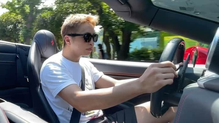 久保優太のインスタグラム：「天気良すぎて半袖でいける🚗☀️ #ドライブ　#フェラーリ　#車」