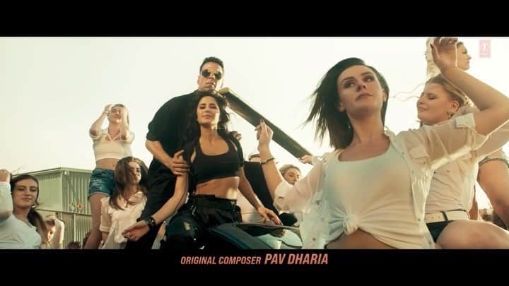カトリーナ・カイフのインスタグラム：「My favourite song ❤️- biggest party anthem of the year is here.! 💃🏻 #NaJaa Song out now!  #sooryavanshi #2DaysToSooryavanshi #BacktoCinemas 🍿」