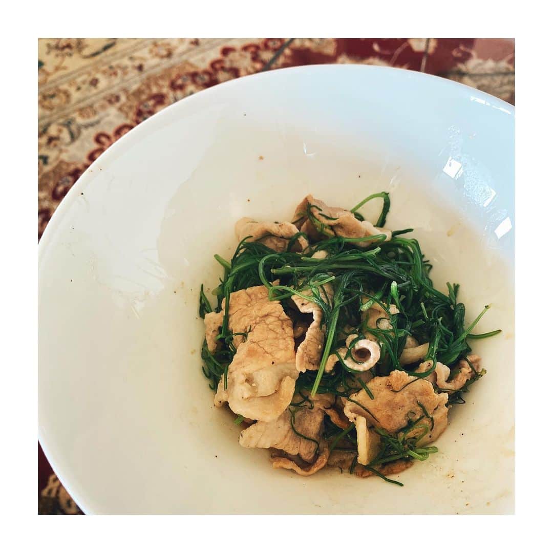 鈴木紗理奈さんのインスタグラム写真 - (鈴木紗理奈Instagram)「天気のいい昼下がり。  おかひじきと豚肉 おかひじき美味しくて大好きー  リオトがいない間全然料理しないから ブランク感じる。  #munehiroキッチン」11月3日 14時16分 - munehirovoice
