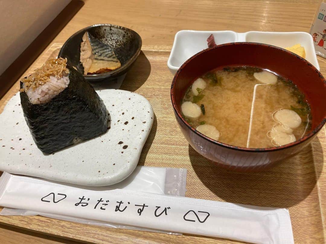 のインスタグラム：「いただきまーす🙏🏼 まさか！？ おむすびアクションになってしまうのか！？ #OnigiriAction」