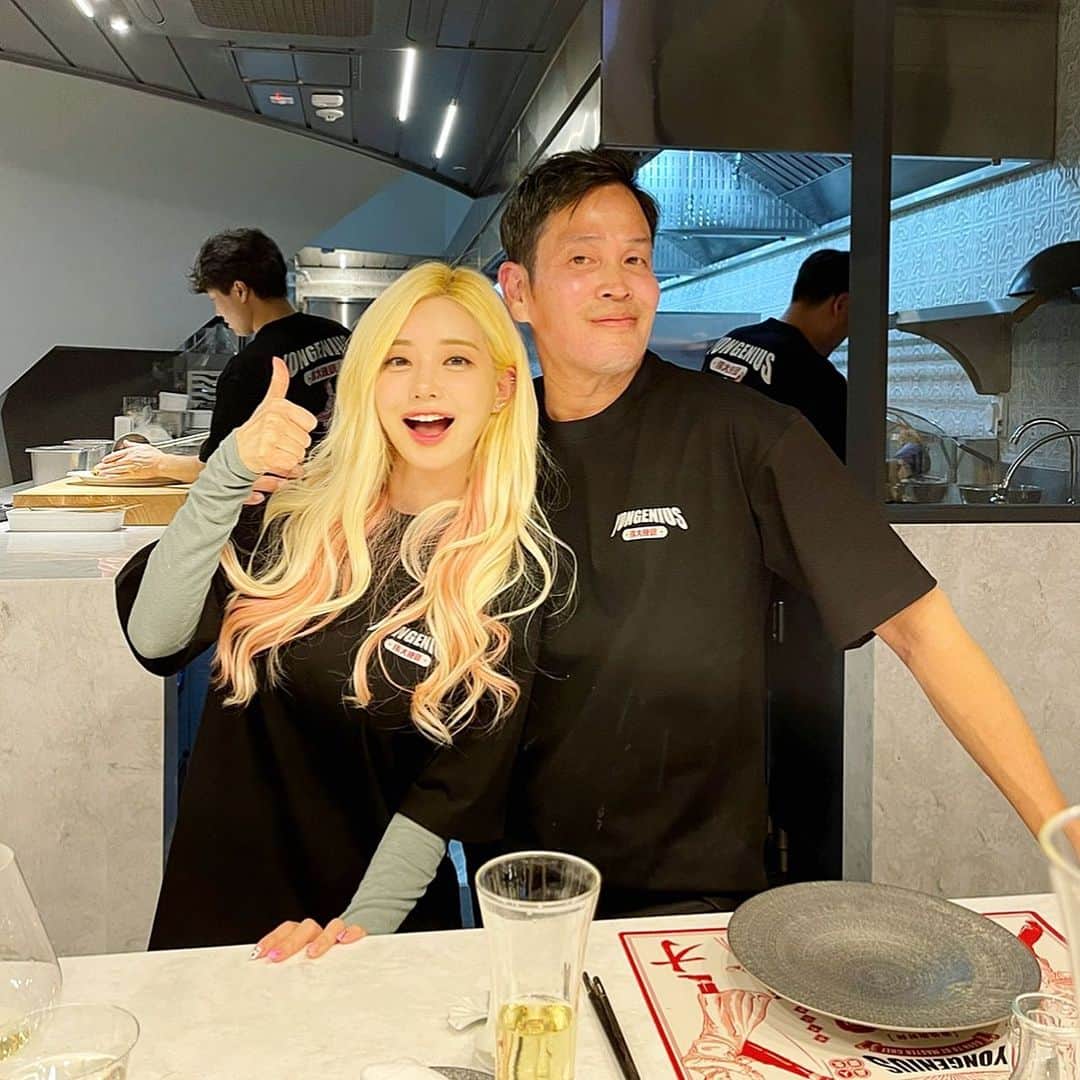 Dj Sodaのインスタグラム：「#용지니어스 주방에 다녀왔어요!!!!!!😋🙏🏻 그동안 투어 다니면서 세계 곳곳의 맛있는 음식을 많이 먹어 보았는데 이곳에서 어나더레벨 천상의 맛을 느끼고 왔습니다.  오늘 일어나서 통통하고 부드러웠던 랍스터와 입안에서 살살 녹던 유린기가 자꾸만 생각이 나네요… 초대해주셔서 감사합니다❤️ @yj_loves 소슐랭 ⭐️⭐️⭐️」