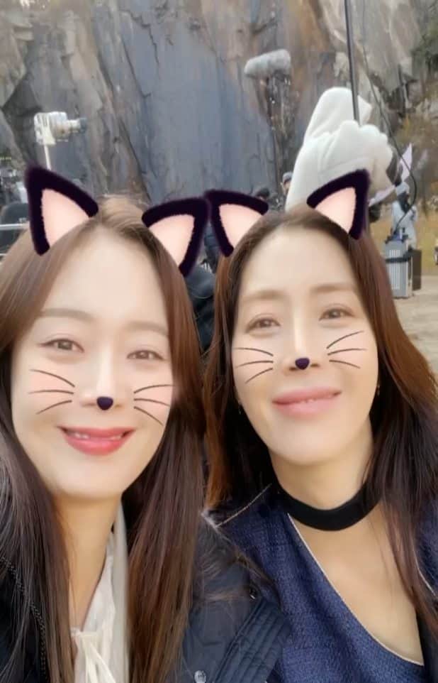 ソン・ユナのインスタグラム：「쏘민이랑 나랑😆 소민이 팬분들~~  예쁜꽃다발 선물해주셔서 넘 감사해요~ 저까지 챙겨주시고.... 감동이예요😭❤」