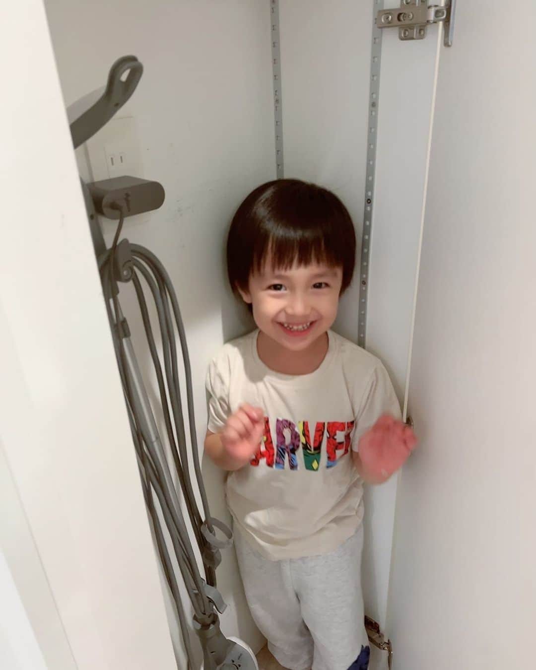 アレクサンダーのインスタグラム：「のんちゃんが髪切りました❤️ 中々上手いじゃん カゲトラ中々　髪切りに行きたがらないので 家でね。 かくれんぼしてるよ」