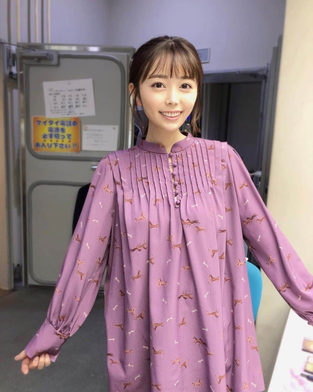 のインスタグラム：「このあと３時４０分からは、タダイマ！ 今日は、午後４時２４分までの短縮放送です🙇‍♂️  今日の衣装 (私服) @lily_brown_official  スタイリストの酒見さんに選んでもらいました✨ @stylist_sakemi_yumi   #lilybrown #リリーブラウン #アナウンサー衣装 #衣装 #秋服 #スタイリスト #さけみゆみ さん #rkb毎日放送 #アナウンサー #辻満里奈」