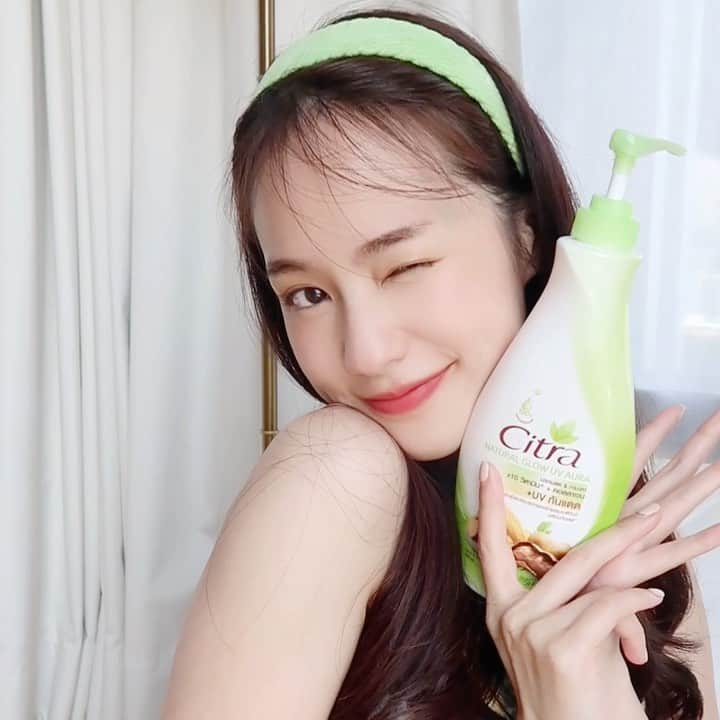PIMTHAのインスタグラム：「มาจ้าาา เตรียมผิวรับหน้าหนาววอย่างเป็นทางการ ❄️☃️ มา unbox กล่อง Citra เตรียมผิวให้สวยมงลง👑 กับโลชั่นสุดฮิตยืน 1 มาพร้อมโปรโมชั่น Citra แพ็คใหญ่ ลดสุดคุ้ม กับ 🐚 Citra pearl ที่มีเอสเซนส์แบบเดียวกับที่ใช้ในสกินแคร์หน้า แถมมีมัลติวิตามิน 10 เท่า ทำให้ผิวตัวดูออร่าเหมือนผิวหน้า 💕  🌿 Citra tanaka ช่วยให้ผิวใส ลดจุดด่างด่ำทาแล้วผิวออร่าทันทีเลย แถมมีUV filter  🌺 Citra gel perfume chiangmai เจลน้ำหอมที่หอมได้ฟิลเหมือนอยู่ในทุ่งดอกไม้ ไม่เหนอะด้วยจ้าา」