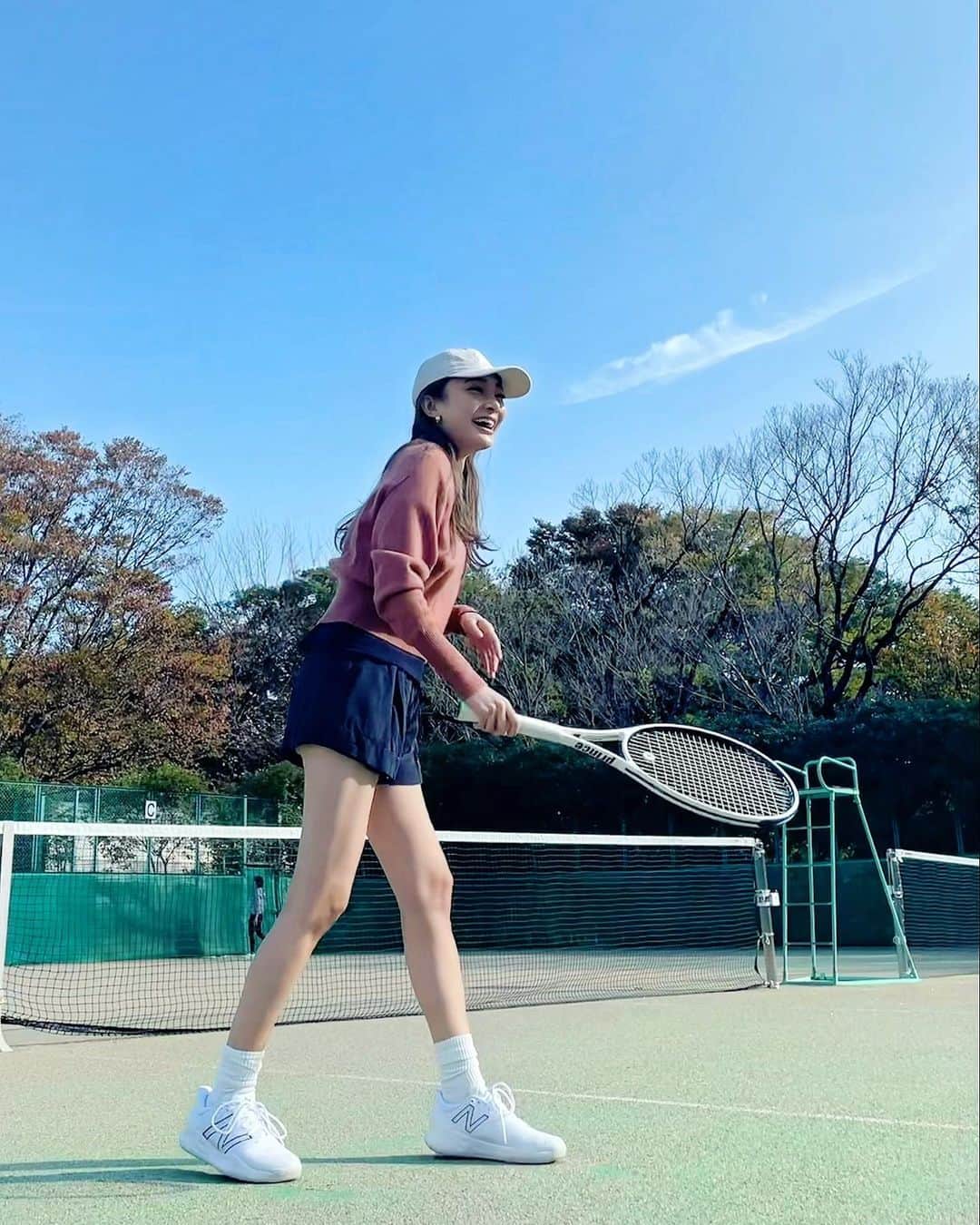 里海のインスタグラム：「. . 今日も朝からテニス🎾🎾  みんなでアグレッシブに 朝から動いたので ㊗️日🇯🇵 なのでビール🍺を飲んで 最高でした😜 テニス楽しすぎです🤗  #tenniswear #tennis #tennisgirl」