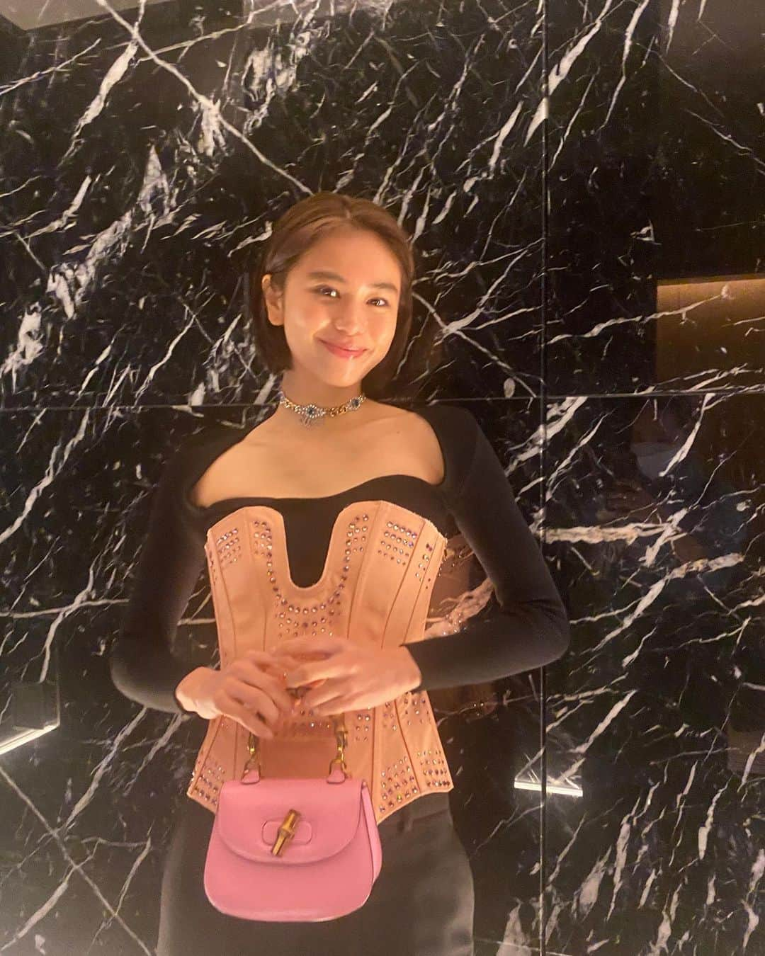 佐藤晴美さんのインスタグラム写真 - (佐藤晴美Instagram)「☆Gucci☆  『LA FASHION SHOW LIVE STREAMING 』  @ Edition hotel Tokyo  先程、アレッサンドロ・ミケーレによるGUCCIの新シーズンのコレクションがロサンゼルスのハリウッド・ブールバードにて発表されました✨  今回はlive streamingで ショーを楽しませていただきました😊  個性豊かで煌びやかで壮大すぎるGucci love parade🤍  私は動画前半に映る、 ピンクのドレスがとても好きでした👏  BGMも好き。最高。  #GucciLoveParade @alessandro_miche @gucci」11月3日 15時32分 - sato_harumi__official