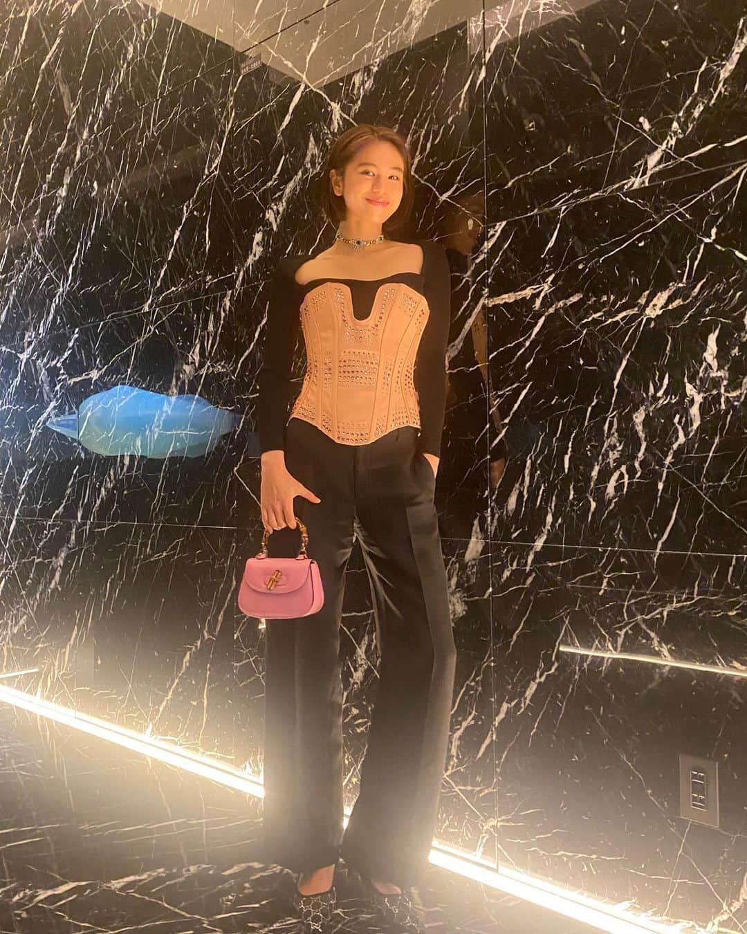 佐藤晴美さんのインスタグラム写真 - (佐藤晴美Instagram)「☆Gucci☆  『LA FASHION SHOW LIVE STREAMING 』  @ Edition hotel Tokyo  先程、アレッサンドロ・ミケーレによるGUCCIの新シーズンのコレクションがロサンゼルスのハリウッド・ブールバードにて発表されました✨  今回はlive streamingで ショーを楽しませていただきました😊  個性豊かで煌びやかで壮大すぎるGucci love parade🤍  私は動画前半に映る、 ピンクのドレスがとても好きでした👏  BGMも好き。最高。  #GucciLoveParade @alessandro_miche @gucci」11月3日 15時32分 - sato_harumi__official