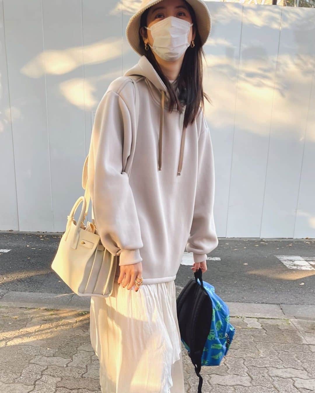 佐々木希さんのインスタグラム写真 - (佐々木希Instagram)「私服。 お気に入りのフーディ☺︎ ワンピースに重ねて着ました。  tops #iNtimite one-piece #iNtimite bag #SaintLaurent hat #kijimatakayuki」11月3日 16時02分 - nozomisasaki_official