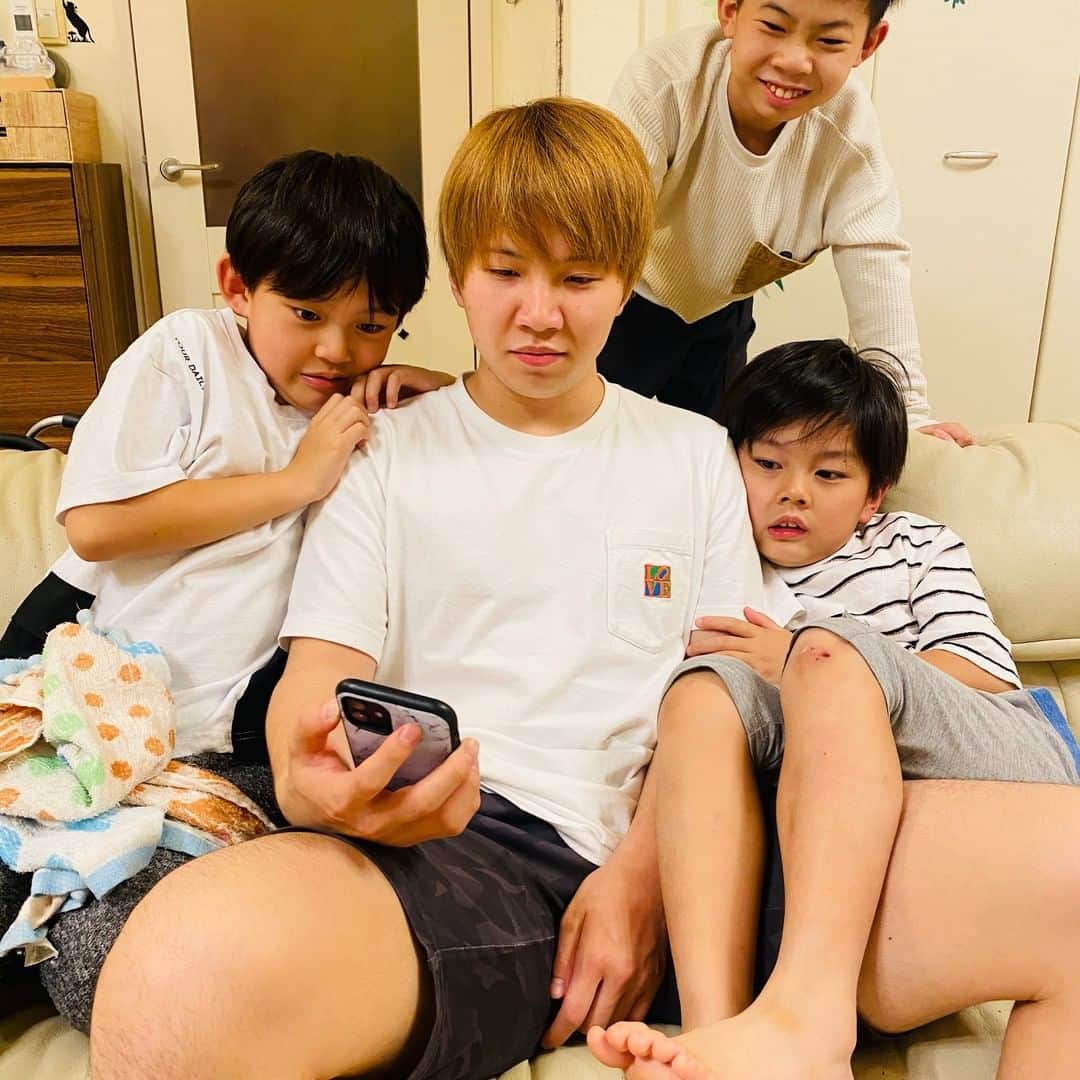 ブラザー4チャンネルのインスタグラム：「だいちゃんが小さい時からお世話になっていた【鬼から電話アプリ】  今は色んなコンテンツが増えていてビックリ❗️�褒めてくれるキャラクターからの電話になーたんは嬉しそうでした♫  11/1〜同じUUUMクリエイターのHIMAWARIちゃんねるさんとのコラボ電話が配信されているので、皆さんも是非ダウンロードしてみてくださいね✨  #brother4 #YouTuber #鬼から電話 #子育て #子供のいる暮らし  #こどものいる暮らし� #子供との時間  #子育てグラム  #育児記録  #成長記録� #PR」