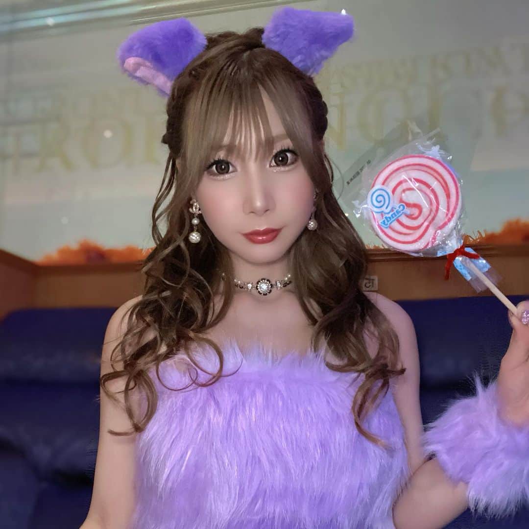 長谷川るいのインスタグラム：「. . 2021年のハロウィンイベントでは 猫ちゃんでした🎃💕💕💕 . たくさん会いに来てくれて ありがとう〜💕💕💕 いつも優しくしてくれる皆様に感謝😭✨✨✨✨✨✨ . . . とっても素敵な ねぇ様に飴ちゃん頂いたよん🤭💕 . . . #ハロウィンコスプレ #ハロウィン  #岡山キャバクラ #岡山駅近  #キャバクラ屋さん #猫コスプレ #コスプレ女子 #六本木岡山駅前店」