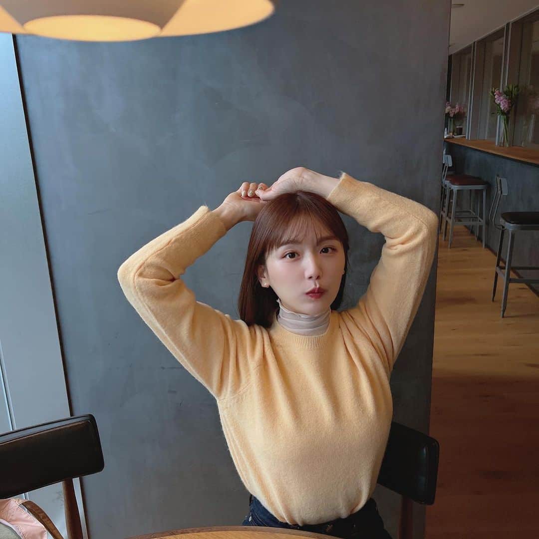 ひよんのインスタグラム：「🧡💖💚  リールに載せた9unq新作ニットは オレンジとミント色が人気だった！！ この前、ひよんに似合う色をみんなが言ってくれたけど みんなは何色が好み？😆❤️❤️  @9unq.official   #ひよん #9unq #クアンタ #ニット」