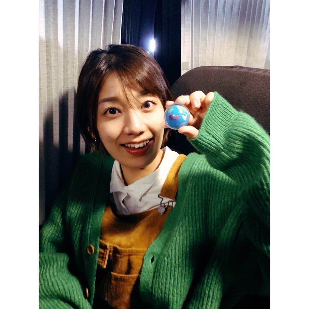 佐藤美希のインスタグラム：「品切れ続出の地球グミ🌏 口ではなく普通に開けてしまった、、 食べ応えすっごい！！ ロケの合間にマネージャーさんがくれました🥰  #地球グミ #プラネットグミ #マシュマロのような #グミのような #やっと食べられた #🌏」