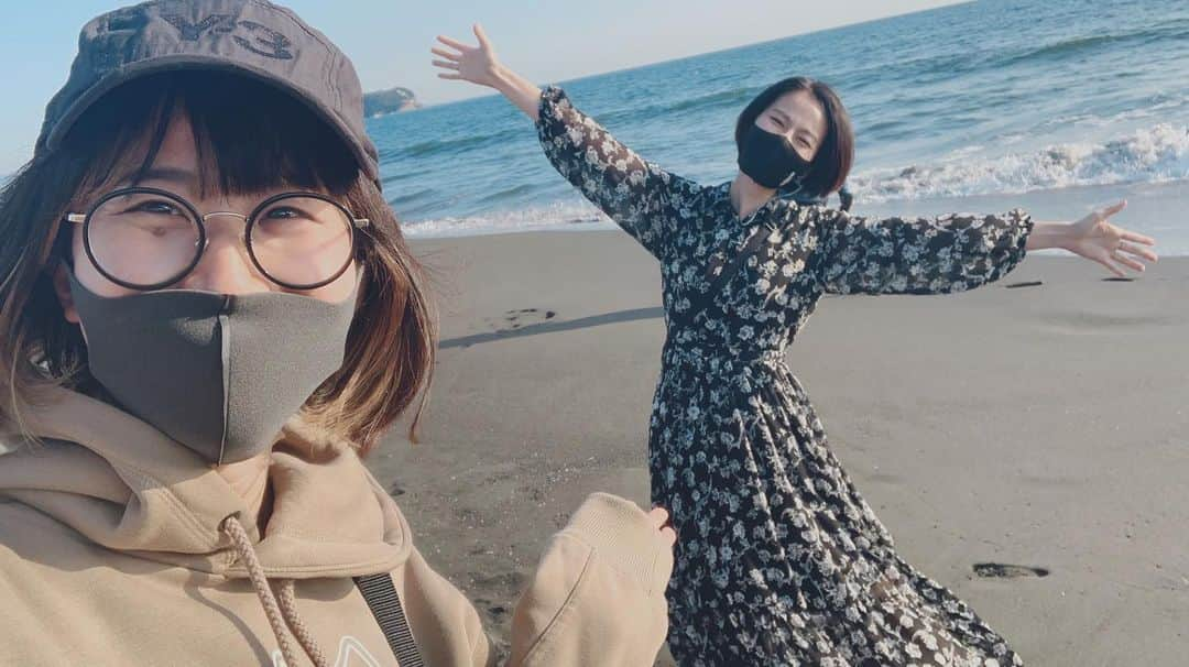 ぱちおまるのインスタグラム：「🏄‍♀️✨🌊 さしみさんと海と私と肩乗りおじさんと。  #連写 #海でチキンレースしてたり #歯の詰め物拾って遊んだり #楽しかったです🦷🏄‍♀️w」