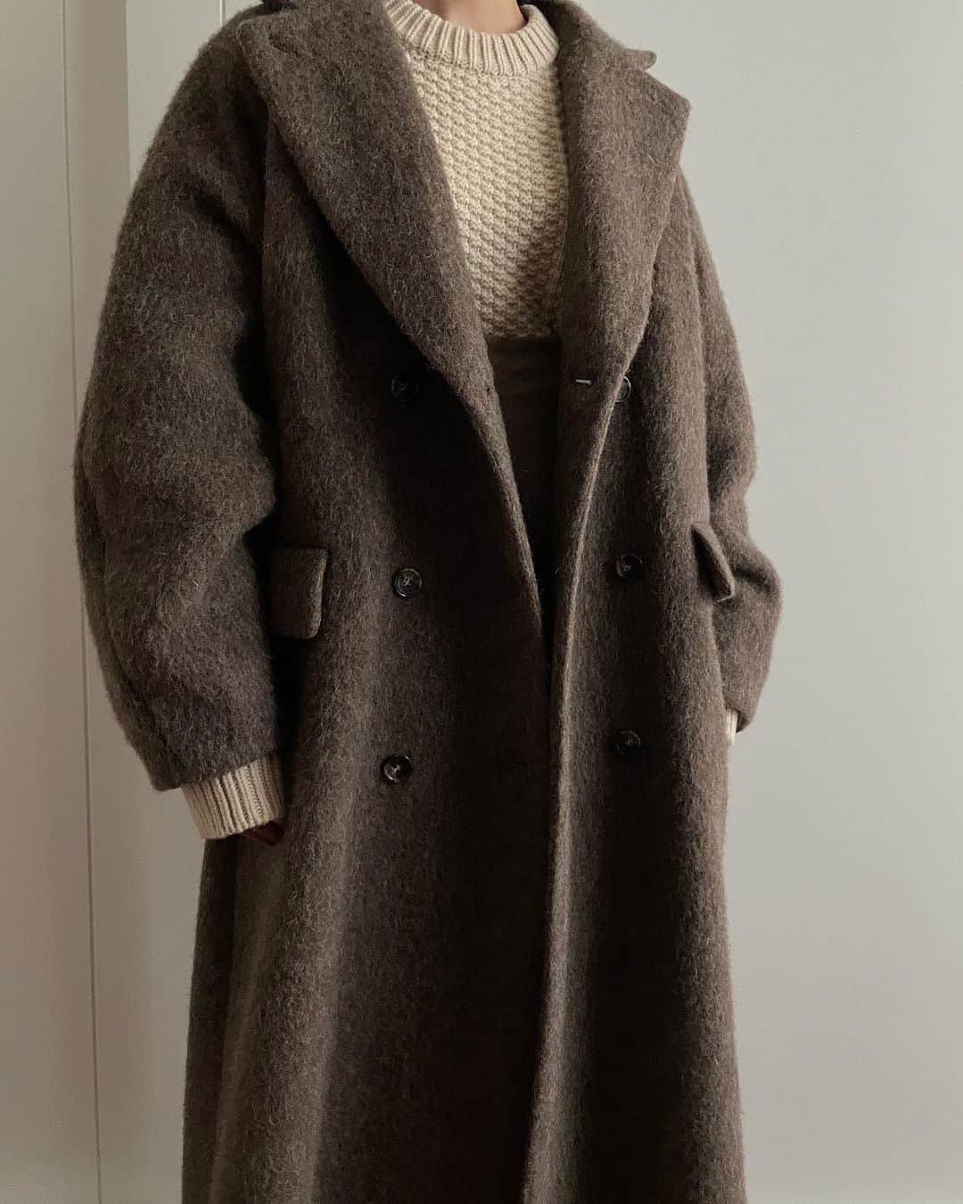 松本恵奈さんのインスタグラム写真 - (松本恵奈Instagram)「もうすぐ発売のダブルウールコート⚪️どんなテイストにも合わせやすく色んなシーンに使える万能コートです。丈も長めなので真冬でも足まで暖かくとてもオススメな一枚なので是非、checkしてみてね◎ そしてCLANEのコートには寒い時に襟を立てて着れるよう一工夫、施してあります⚪️この仕様もCLANEならではの好きなとこ♡ サイズも0から作っているので低身長さんでも、ロング丈を楽しんでいただけると思います😊お楽しみにっ♡ #clane #新作 #outer #定番 #定番コート」11月3日 17時26分 - ena1123