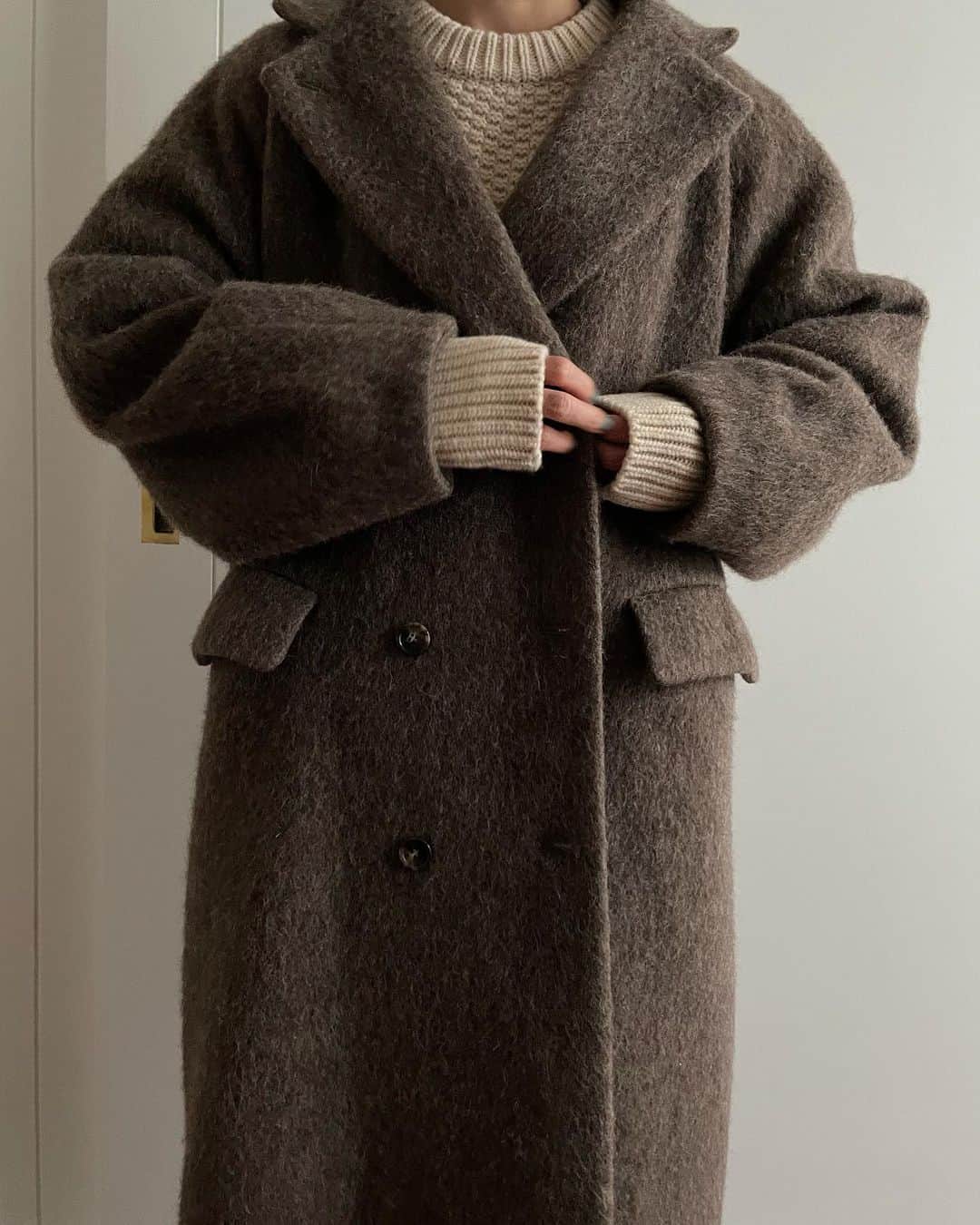 松本恵奈さんのインスタグラム写真 - (松本恵奈Instagram)「もうすぐ発売のダブルウールコート⚪️どんなテイストにも合わせやすく色んなシーンに使える万能コートです。丈も長めなので真冬でも足まで暖かくとてもオススメな一枚なので是非、checkしてみてね◎ そしてCLANEのコートには寒い時に襟を立てて着れるよう一工夫、施してあります⚪️この仕様もCLANEならではの好きなとこ♡ サイズも0から作っているので低身長さんでも、ロング丈を楽しんでいただけると思います😊お楽しみにっ♡ #clane #新作 #outer #定番 #定番コート」11月3日 17時26分 - ena1123
