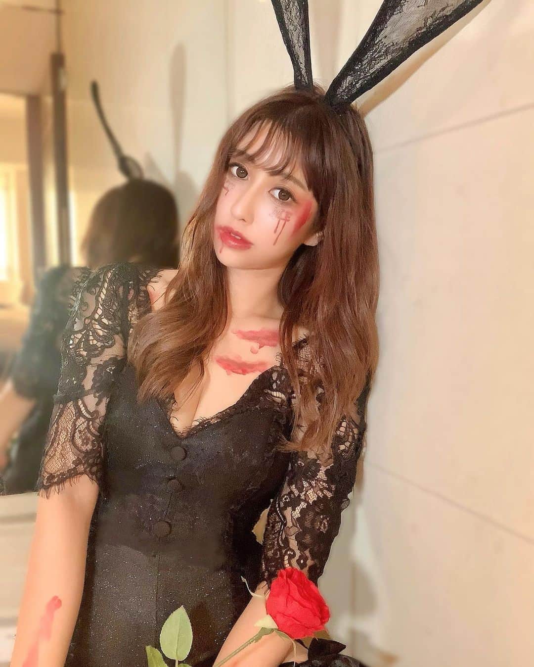 青木りえさんのインスタグラム写真 - (青木りえInstagram)「🐰 . Halloween make🌹 . @pruge_clinic  ３D脱脂術をしてもらいました✨ 治療をしてから、目の下のクマが目立たなくなったので、色んなメイクを楽しめるようになりました💄 　 . クマで悩んでいる方は、行ってみてね☺️治療は、30分くらいで終わるし、仕上がりも綺麗なので色んなメイクが楽しくなるよ！→swipeしてみてみてね😌 . @eye_carry いつも行ってるマツエクは、ここです💓 上手いし早いし、仕上がりも丁寧です！デザインも綺麗なのでおススメです🥺ホームページをチェックしてみてね😊 . . #マツエク#クマ治療#美容#beauty#コスプレ#ハロウィンコスプレ#ハロウィンコス#バニーコスプレ#うさぎ#ハロウィンメイク#メイク#make」11月3日 17時28分 - aokirie0418