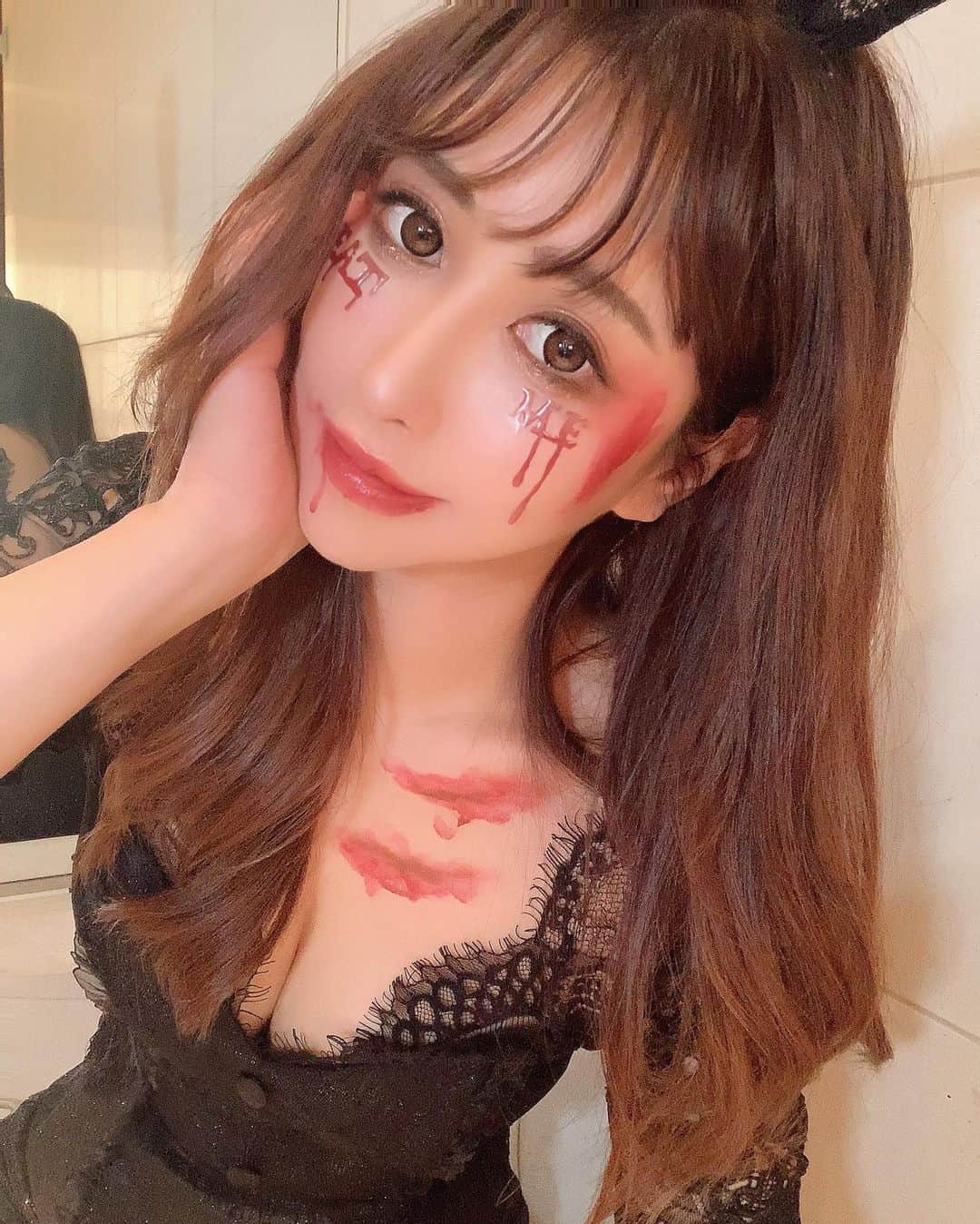 青木りえさんのインスタグラム写真 - (青木りえInstagram)「🐰 . Halloween make🌹 . @pruge_clinic  ３D脱脂術をしてもらいました✨ 治療をしてから、目の下のクマが目立たなくなったので、色んなメイクを楽しめるようになりました💄 　 . クマで悩んでいる方は、行ってみてね☺️治療は、30分くらいで終わるし、仕上がりも綺麗なので色んなメイクが楽しくなるよ！→swipeしてみてみてね😌 . @eye_carry いつも行ってるマツエクは、ここです💓 上手いし早いし、仕上がりも丁寧です！デザインも綺麗なのでおススメです🥺ホームページをチェックしてみてね😊 . . #マツエク#クマ治療#美容#beauty#コスプレ#ハロウィンコスプレ#ハロウィンコス#バニーコスプレ#うさぎ#ハロウィンメイク#メイク#make」11月3日 17時28分 - aokirie0418