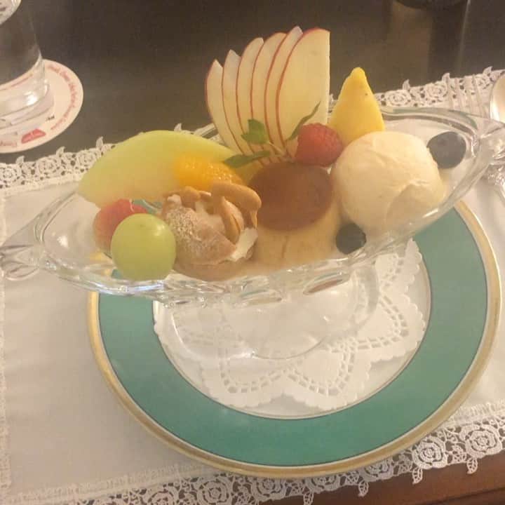 西原さおりのインスタグラム：「#神保町 Day! 「 #おさんぽ神保町 」石川編集長の投稿に吸い寄せられるように、その石川さんを誘って #山の上ホテル の名店 #コーヒーパーラーヒルトップ へ。  とにかく今日は #プリンアラモード をいただくと決めてました😍  プリンとバニラアイスとフルーツ、そして白鳥のシュー。最高。  今月いっぱい、秋のパフェがまた素晴らしいので、必ずまた来ようと心に誓いました✨  #しあわせな秋の午後  #実は9組1時間半待ちました  #別に広く静かなお部屋を用意してくださった  #さすがのホスピタリティ  #満足です   #西原さおり @saolisample」