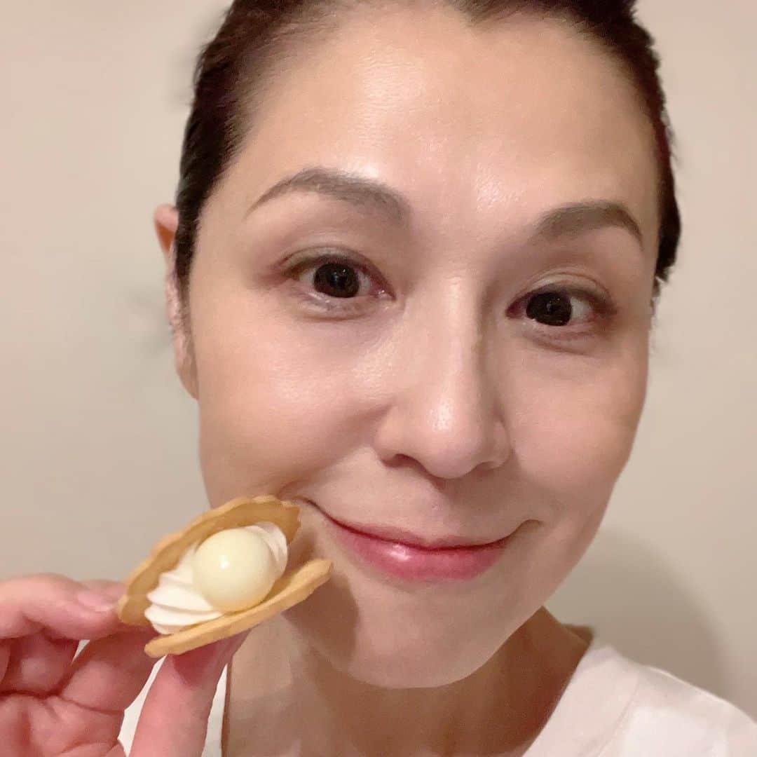 会津くみこのインスタグラム：「いただいたお菓子が可愛い過ぎたぁ〜💕💕💕 可愛い過ぎて食べるのもったいないわぁ〜  #はなだま #三重県グルメ  #真珠のお菓子だぁ〜 #会津くみこ」