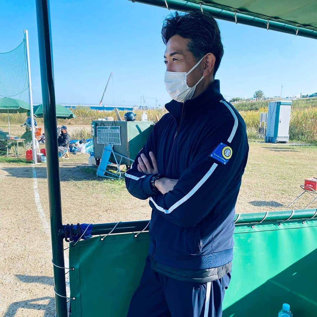 G.G.佐藤さんのインスタグラム写真 - (G.G.佐藤Instagram)「「監督っぽく撮って」と発注してできた写真がこちらです #トラバース #軟式野球 #監督やりたい」11月3日 18時11分 - gg_sato_takahiko