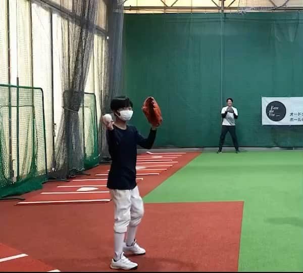 岩隈久志のインスタグラム：「息子、野球始めて4ヶ月^_^ 試合に出るにはまだまだですが、楽しんでいます^_^  ボールが怖いみたいで捕るのがまだ全然ですが、始めたばかりなのでこれからです^_^  My son started baseball in June! He enjoys it⚾️」