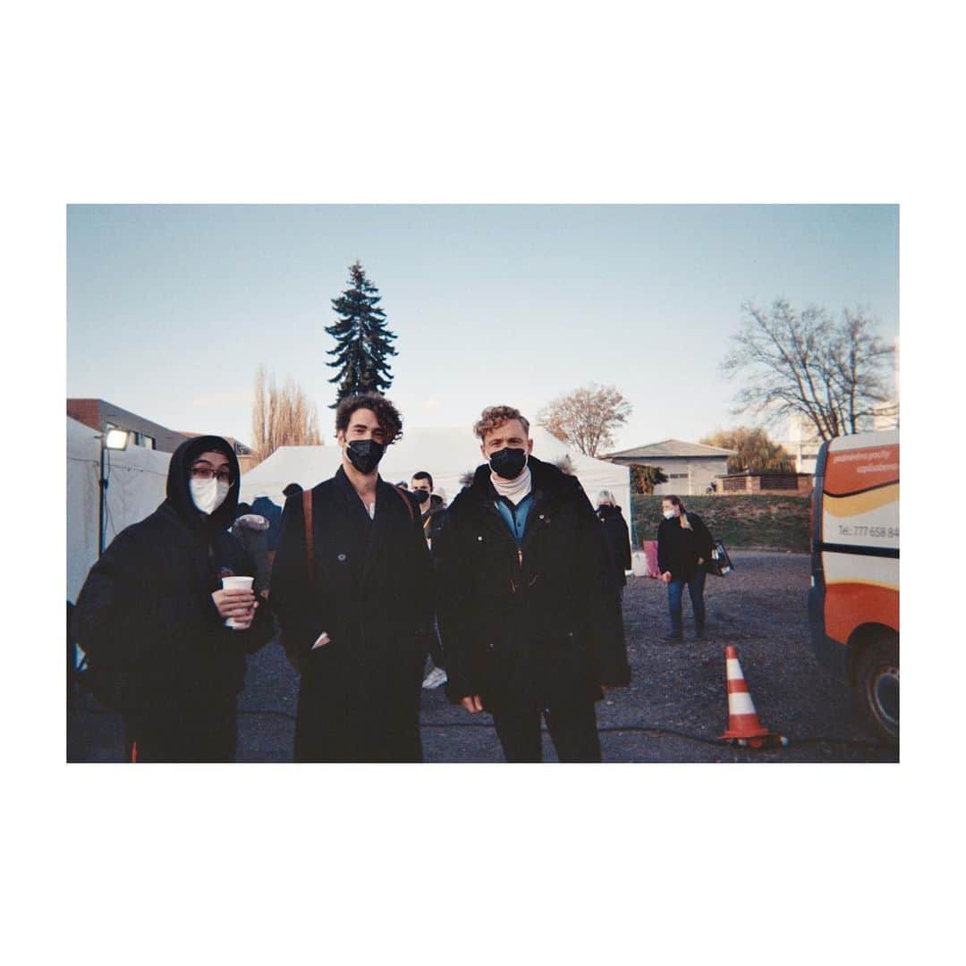 中井ノエミのインスタグラム：「🔫A day at Interpol🔫: Coffee. Annoy the director. Candy crush. Lunch. Nap. Snacks. End of work.  Feat. Useless Techie @lukastran_ and Why Do You Side With Delacroix And Not Beatrix Man @andreas_jan_nowak 💚💛🧡 🔫🧃🍿🕵️‍♀️🍿🧃🔫 . . . #armyofthieves #netflixfilm #snyderverse #interpolforlife #lifeistough #earlywormcatchesnothing」